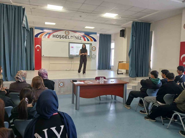 Eskişehir İnönü'de öğrenci ve öğretmenlere dijital bağımlılık semineri düzenlendi