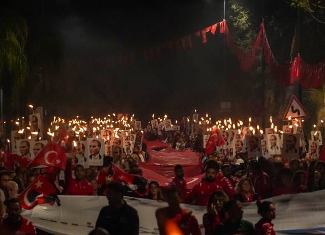 Antalya'da ertelenen Fener Alayı'nda binlerce kişi Cumhuriyet Meydanı'na yürüdü