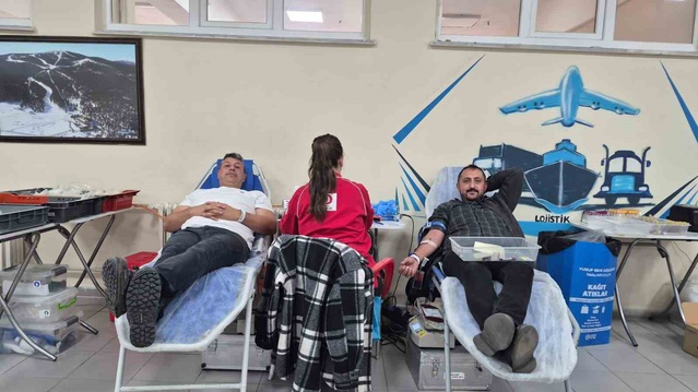 Kars Sarıkamış'ta MYO ve Turizm Fakültesi öğrencileri Kızılay'a kan bağışladı
