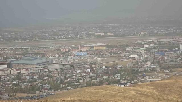 Van'da Basra Körfezi üzerinden gelen toz, kent genelinde görüş mesafesini düşürdü