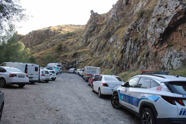 Kayseri Melikgazi'de iddiaya göre düşen şahıs 3 saatlik operasyonla kurtarıldı.