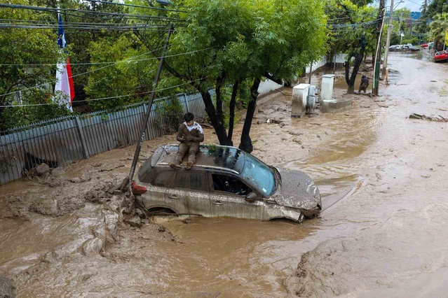 Santiago'da selde 6 kişi yaralandı, Las Condes'te OHAL ilan edildi, otobüs sürüklendi