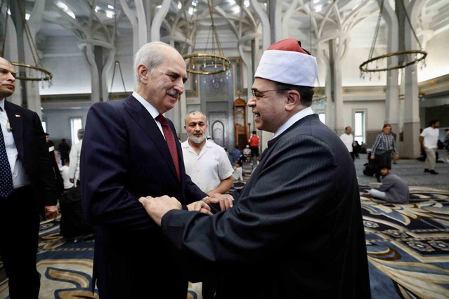 TBMM Başkanı Numan Kurtulmuş, Roma'da İslam Merkezi'ne giderek Müslümanlarla görüştü
