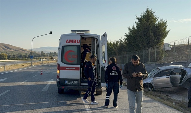 Yozgat'ta otomobil refüje devrildi, 3 kişi yaralandı, birinin durumu ağır
