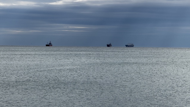Marmara fırtınası Tekirdağ'da deniz ulaşımını aksatıyor, 7 şilep bekliyor