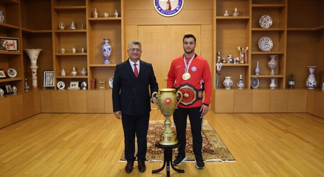 DPÜ öğrencisi Melih Özdemir, Yağlı Güreş Cumhurbaşkanlığı Kupası'nda şampiyon oldu