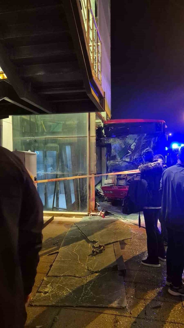 Etimesgut'ta üst geçidin asansörüne çarpan EGO otobüsünde 24 kişi yaralandı