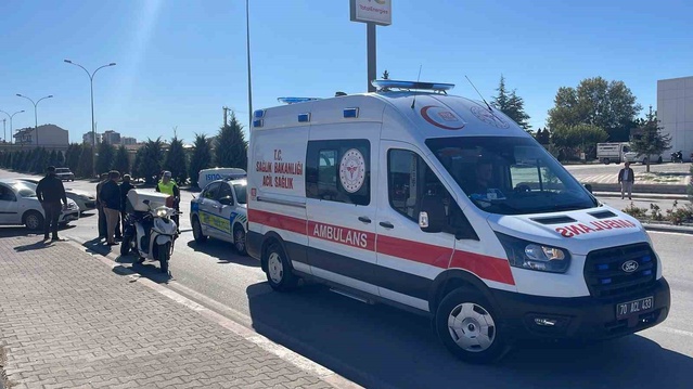 Karaman'da otomobil motokuryeye çarptı, devrilen motosiklette 1 kişi yaralandı