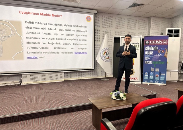 Kütahya'da jandarma, üniversite öğrencilerine uyuşturucu ve siber suç eğitimi verdi