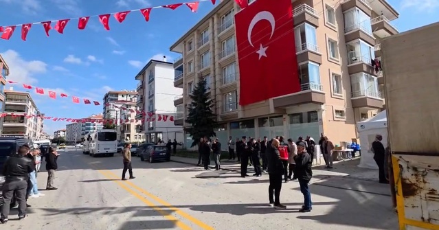 Şehit polis Ahmet Türkoğlu’nun baba ocağına Türk bayrağı asıldı