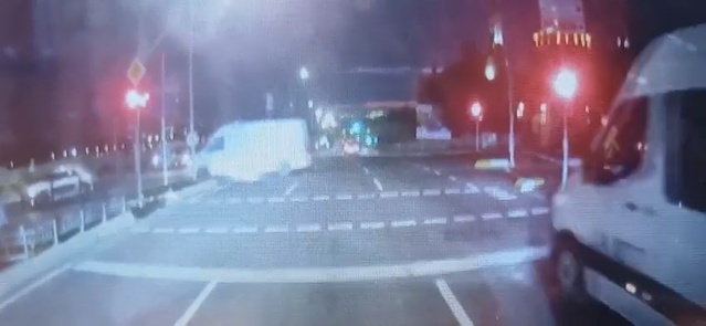 Sultanbeyli'de kırmızı ışıkta geçen servis minibüsüne minibüs çarptı, kaza kamerada