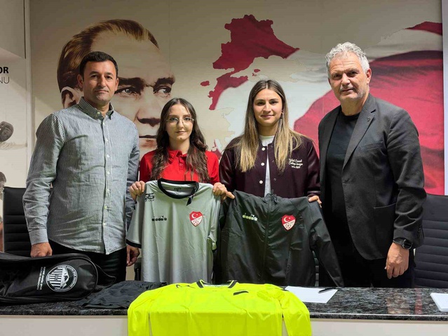 Kayseri amatör lig hakemleri yeni sezon öncesi TFF kıyafetleri ve çantayla buluştu