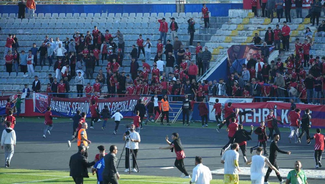 Kırıkkale FK'nın 3-1 yendiği maçta sahaya inen çocuk taraftarlar tribüne alındı