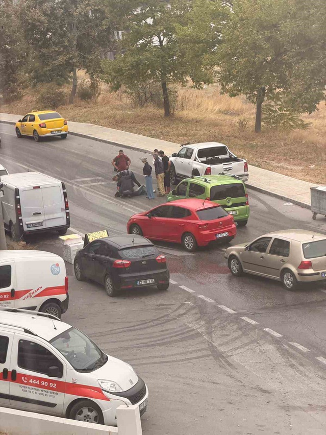 Edirne'de sisli ve ıslak zeminde düşen kadın scooter sürücüsü hastaneye kaldırıldı