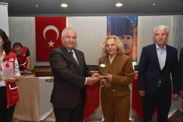 Balıkesir'de 100'ü aşan kan bağışına ulaşan okullara plaket verildi