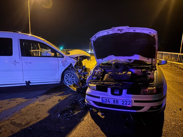 Erzincan'da köprüde hafif ticari araçla otomobil çarpıştı, 2 kişi yaralandı