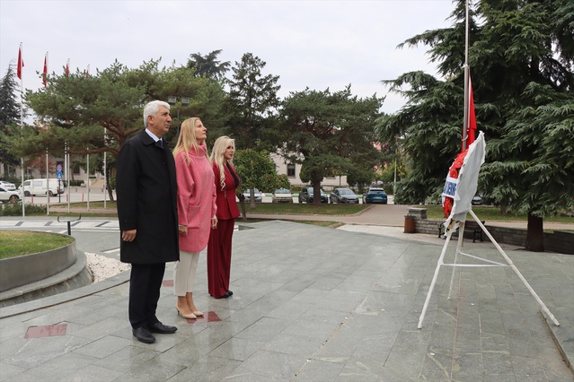 Kırklareli'nde Muhtarlar Günü törenle kutlandı, iki dernek temsilcisi çelenk sundu