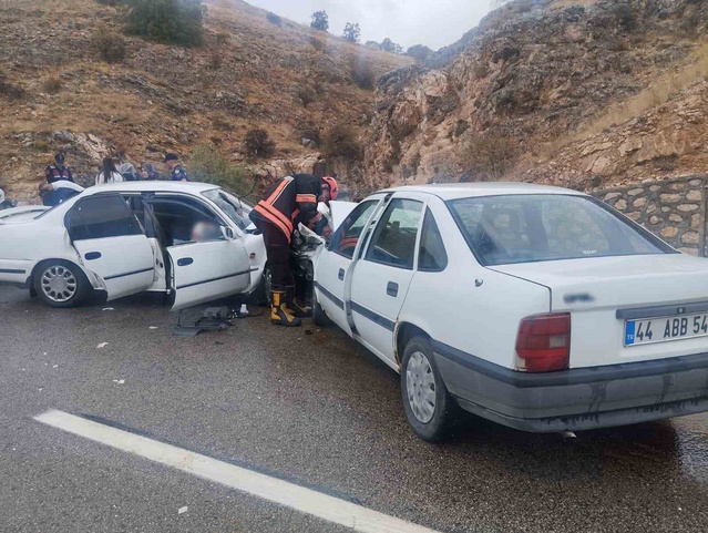 Malatya Akçadağ'da iki otomobil kafa kafaya çarpıştı, 6 kişi yaralandı