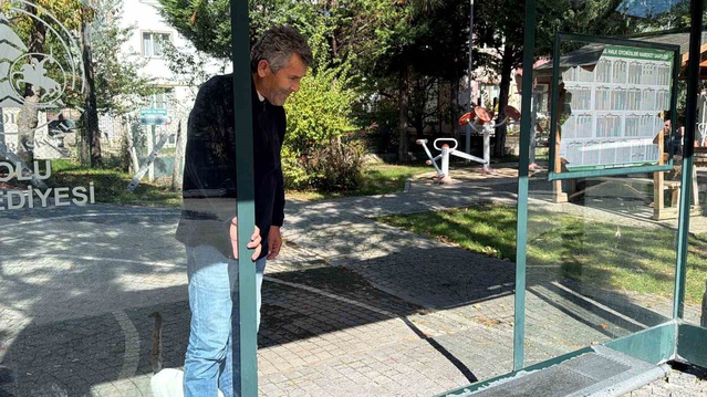 Bolu'da otobüs durağının camı kırıldı, muhtar kamu malına sahip çıkma çağrısı yaptı
