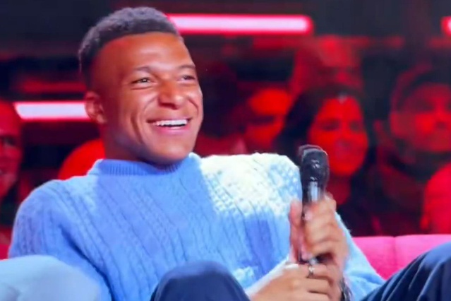 Kylian Mbappe, kendisiyle özdeşleşen "diktatör" şarkısını gösteride gülerek karşıladı