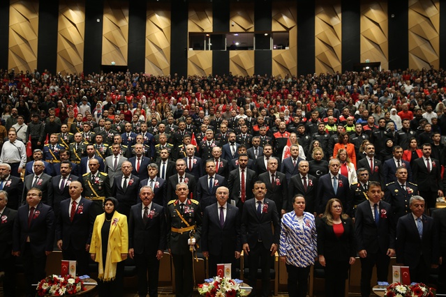 Kemalpaşa ve Ödemiş'te 29 Ekim kutlandı, 97 yaşındaki Kore gazisi geçitte alkış aldı