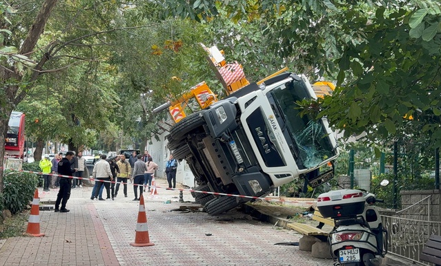 Kadıköy Göztepe'de inşaat vinci yan yattı, 11 katlı bina ve 2 araç hasar gördü