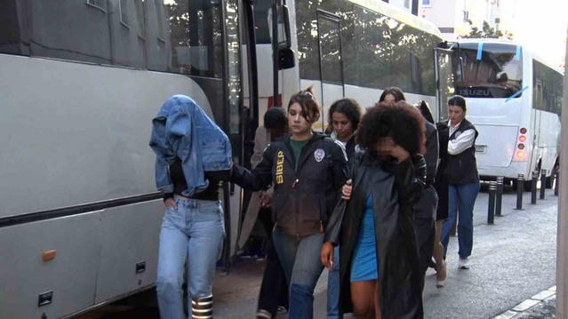 İstanbul'da yatırım dolandırıcılığı baskınında 95 kişiden 62'si adliyeye sevk edildi