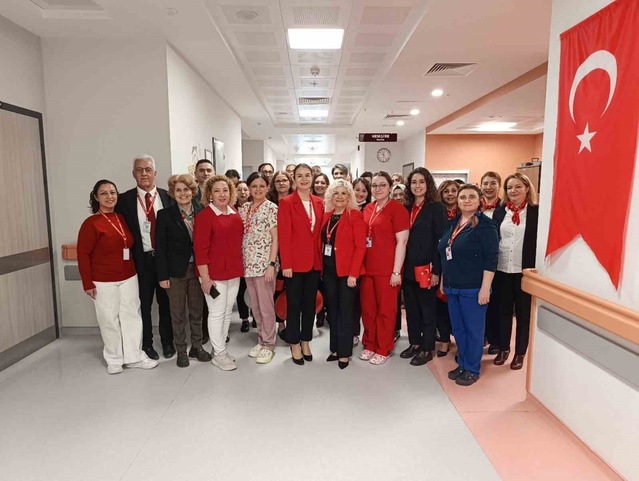 Aydın Şehir Hastanesi'nde çocuk hastalara bayrak ve balon hediye edildi