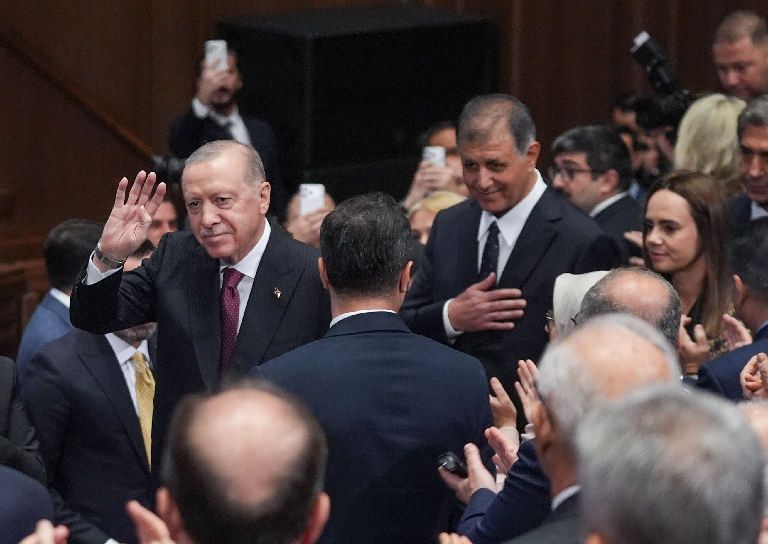 İzmir ilk kez AK Parti'de. Cemil Tugay'ın rozetini Cumhurbaşkanı Erdoğan taktı