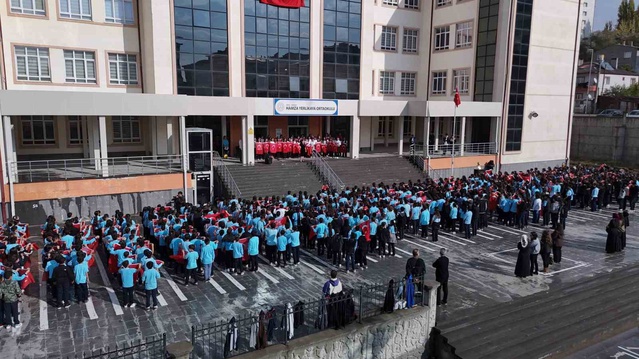 Sivas’ta 850 öğrenci coşkuyla Cumhuriyet şarkıları söyledi