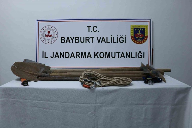 Bayburt Aşağıçimağıl'da izinsiz kazıda 6 kişi jandarma ekiplerince suçüstü yakalandı