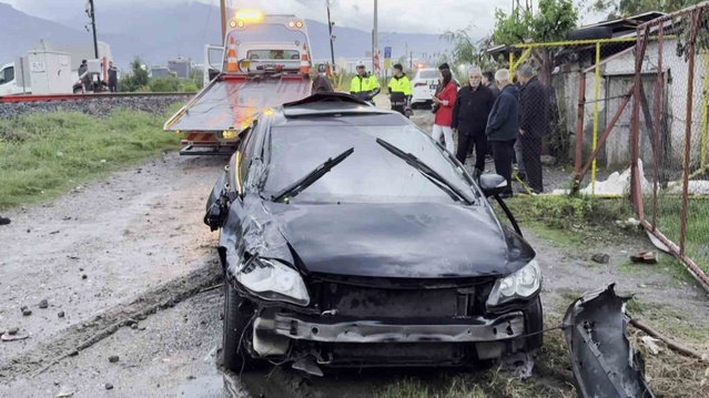 Hatay Dörtyol'da trenin çarptığı otomobilde 45 yaşındaki anne öldü, oğlu yaralandı