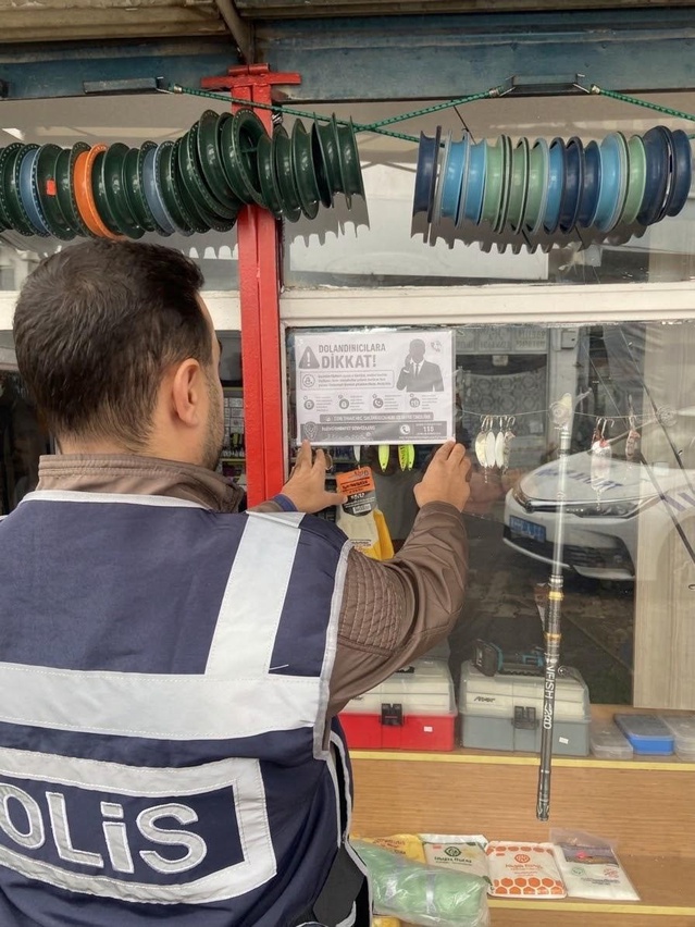 Keban'da sahte polislerin telefonla para talebine karşı broşür dağıtıldı