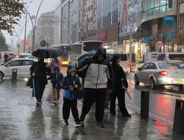 İstanbul'da sağanak su baskınlarına neden oldu, Beykoz'da 2 yaralı bildirildi
