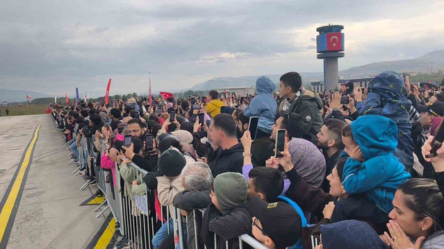 SOLOTÜRK'ün Tokat Havalimanı'ndaki gösteri uçuşu hava şartları nedeniyle kısa tutuldu