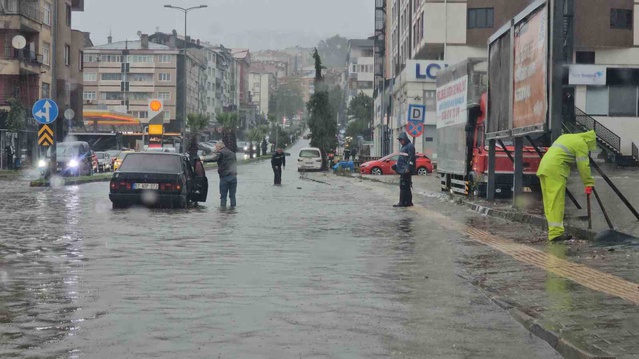 Zonguldak Ereğli'de sağanak ulaşımı aksattı, metrekareye yaklaşık 80 kg yağış düştü