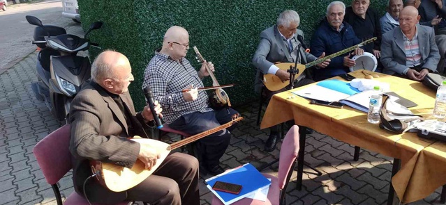 Çaycuma'nın Kayıkçılar köyünde mahalli sanatçılar 3 saatlik ücretsiz konser verdi