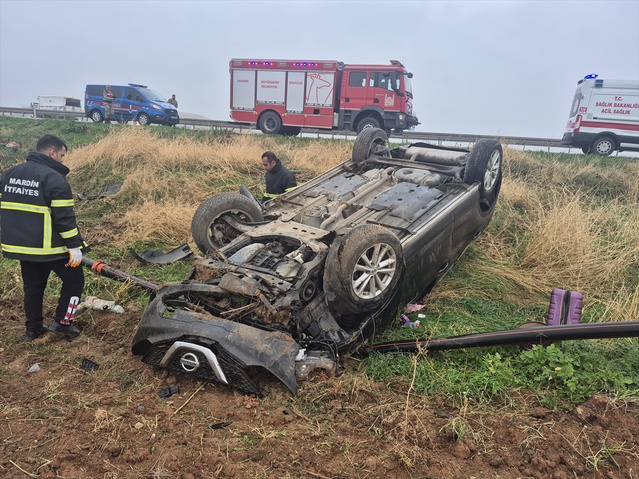 Mardin Kızıltepe'de şarampole devrilen otomobildeki 3 yaralı hastaneye kaldırıldı