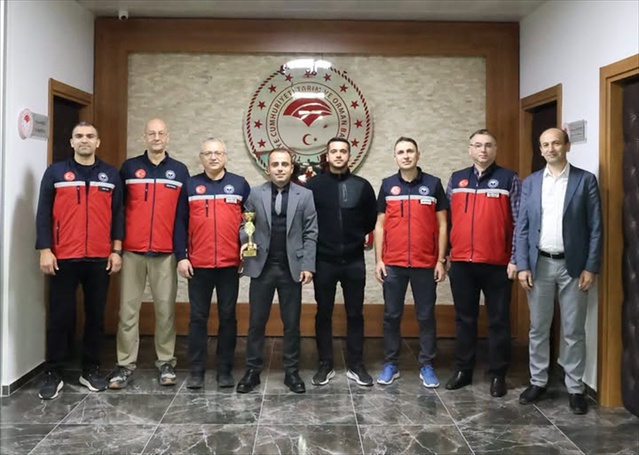Kamu Spor Oyunları şampiyonu İl Müdürlüğü takımı, İl Müdürü Köse'yi ziyaret etti