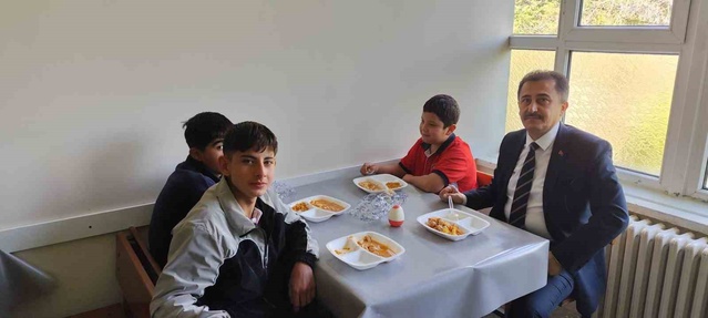 İlçe Milli Eğitim Müdürü Keleş, Bolvadin'de taşımalı öğrencilerle yemekte buluştu
