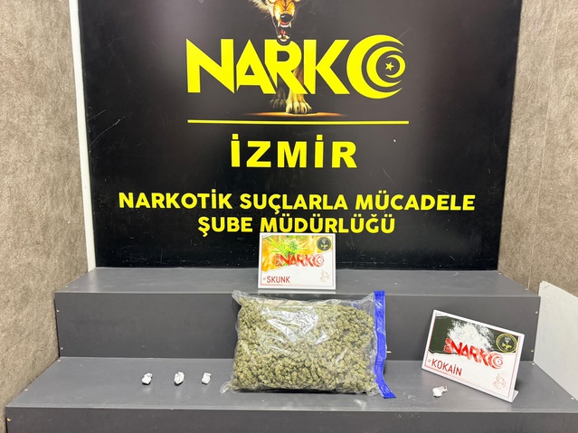 İzmir Konak'ta operasyonda 1 kilo 855 gram skunk ve 4 gram kokain ele geçirildi