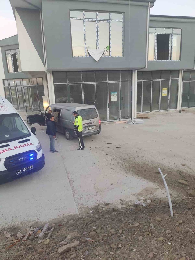 Keşan'da polisten kaçan kamyonet iş yerine çarptı, 5 yaralı, sürücü araçta yok