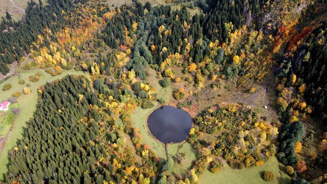 Artvin'de Rutav Gölü sonbahar renkleriyle fotoğraf gruplarını ağırlıyor