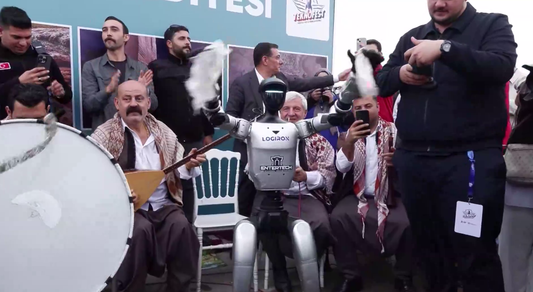 Teknofest'te renkli görüntüler. İnsansı robot halay çekti