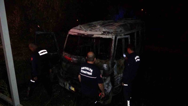 Antalya Manavgat'ta bahçede park halindeki minibüs yangında kullanılamaz hale geldi