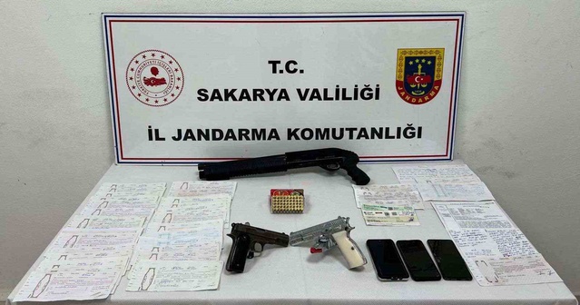Sakarya'da tefecilik operasyonunda 3 şüpheli gözaltına alındı, silahlar ele geçirildi