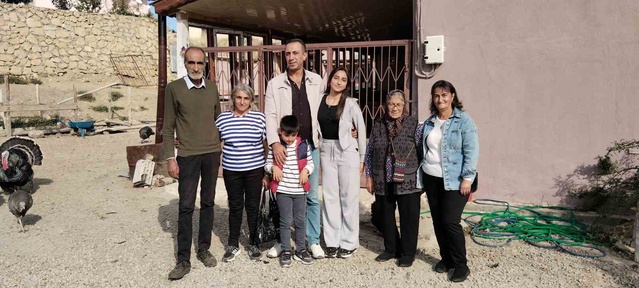 Divriği'de yolda kalan Alman gezgine köylü ailenin 11 günlük misafirliği gözyaşıyla bitti