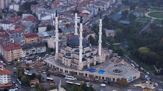 Sivas Merkez Camii'nde ilk ezanı imam Mahmut Aslantaş mikrofonsuz okudu