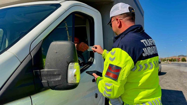 Bolvadin'de jandarma trafik ekipleri karayollarında kesintisiz denetim yapıyor