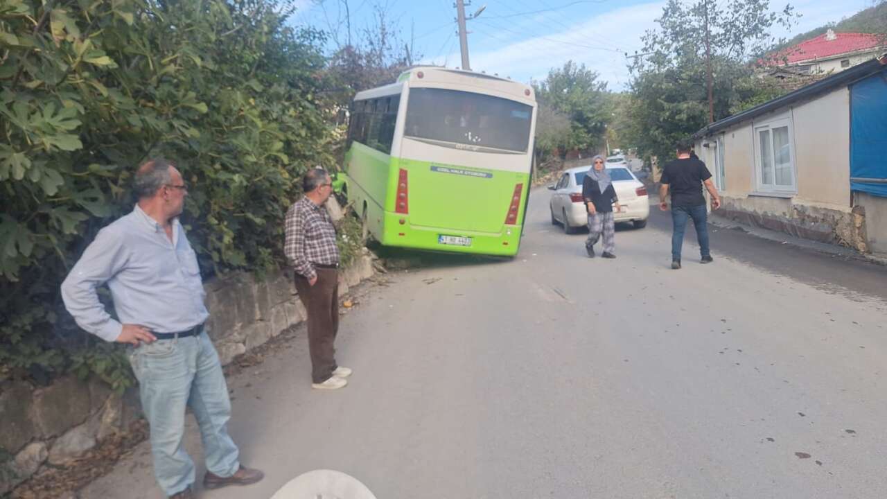 Feci kaza: Halk otobüsü duvara girdi